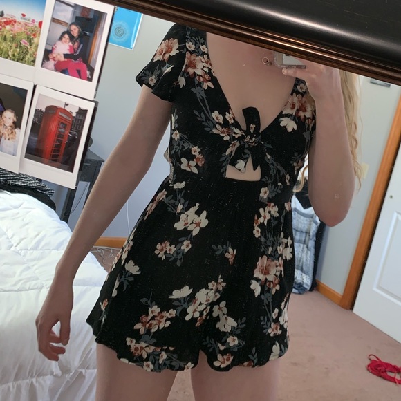 Front tie flower romper - Picture 3 of 7